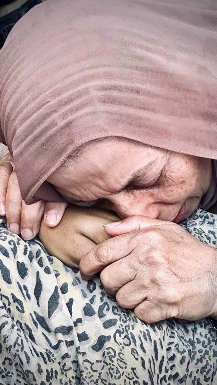 والدة الصحفي الشهيد أحمد بدير تودّعه الوداع الأخير بعد ارتقائه جراء غارة صهيونية استهدفته في محيط مستشفى شهداء الأقصى بدير البلح